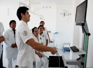 Estudiantes de medicina culminan prácticas de cirugía laparoscópica utilizando simulador
