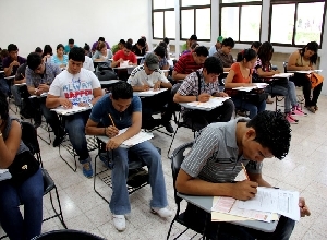 Cerca de 2 mil estudiantes presentan examen para ingreso a la UQROO