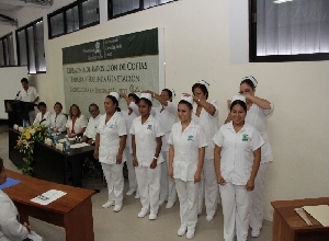 Ceremonia de imposición de cofias a pasantes de Enfermería de la UQROO