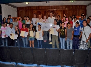 Entrega Fundación Comunitaria Cozumel 66 becas a estudiantes de la UA Cozumel