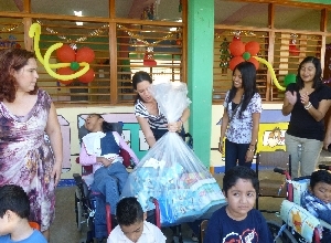 Niños del CAM Hellen Keller reciben  regalos navideños de la Universidad de Quintana Roo
