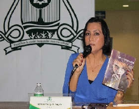 Elvira Aguilar lee su obra ante estudiantes