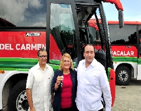 El gobernador Roberto Borge Angulo entrega autobús para UQROO Riviera Maya