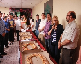 UQROO celebra en torno a la Rosca de Reyes