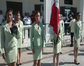 Participa la escolta de la UQROO en la Ceremonia del Día de la Bandera.