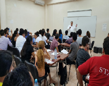 Imparte conferencia a alumnos de la Unidad Académica de Cancún