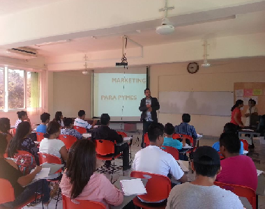 El Centro Emprendedor de Negocios impartió talleres a alumnos de la UIMQROO