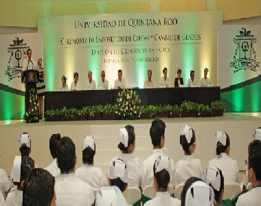 Ceremonia de imposición de cofias y cambios de grado a estudiantes de la Licenciatura en Enfermería 
