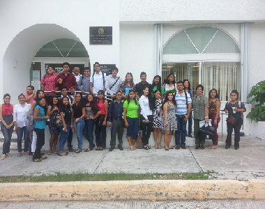 Visitan la Casa de la Cultura Jurídica estudiantes U. A. Cancún