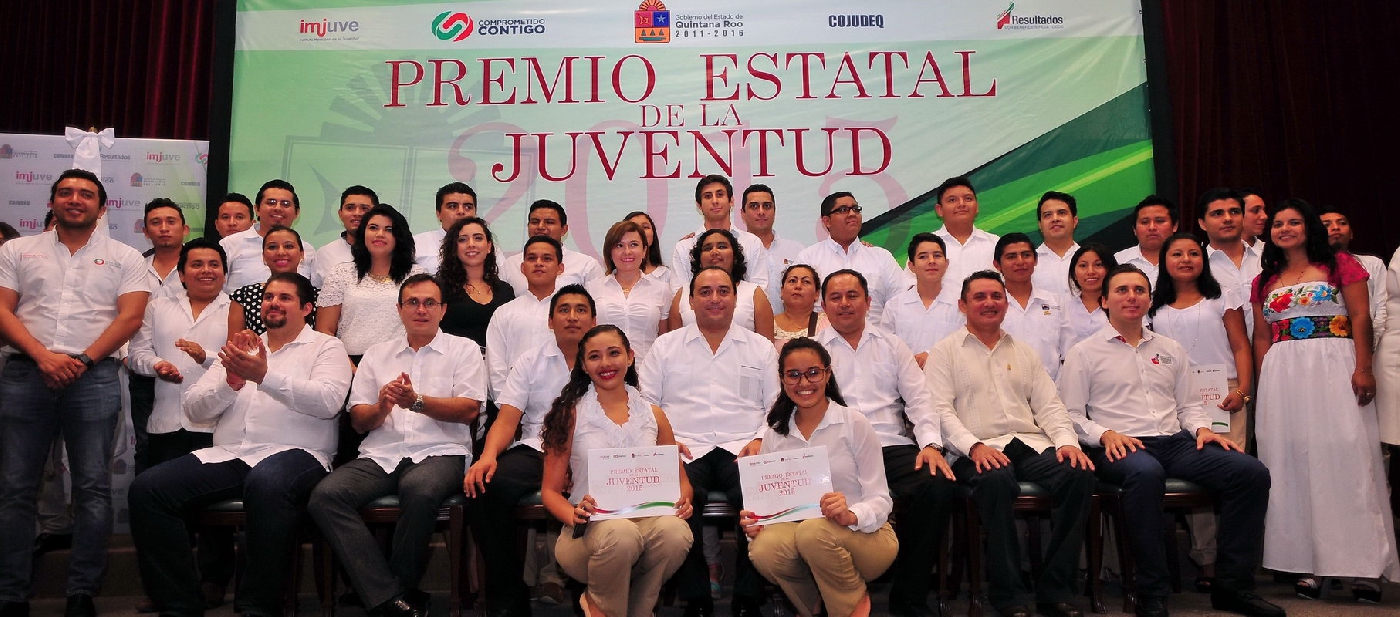 Universitarios recibieron el Premio Estatal a la Juventud 2015 en Chetumal