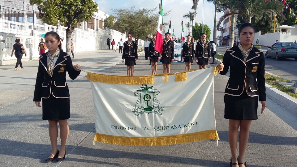 La UQRoo participó en el desfile conmemorativo al CXCV aniversario del Día de la Bandera 