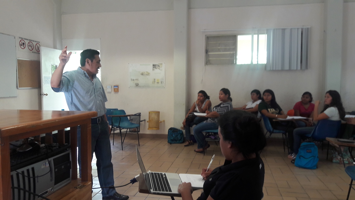 Dicta conferencia líder de pescadores organizados de Cozumel 