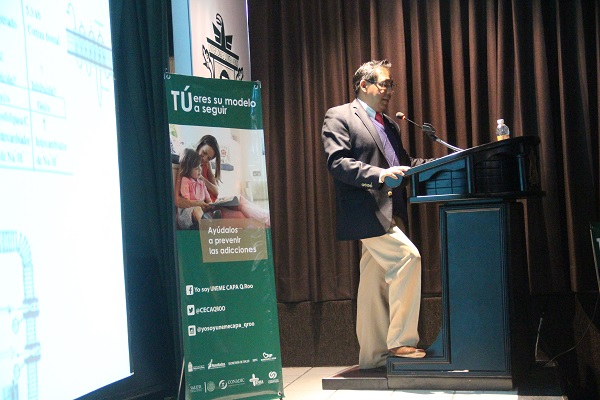 Dicta curso  el experto nacional contra las adicciones Dr. Jaime Eduardo Calixto González en la UQRoo
