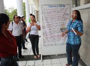 Estudiantes de lengua Maya realizan exposición  