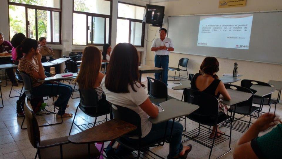 Autoridades electorales impartieron pláticas a los alumnos de la UQRoo sobre Participación Ciudadana