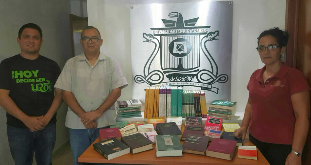 Unidad Académica Cancún recibe donación de libros. 