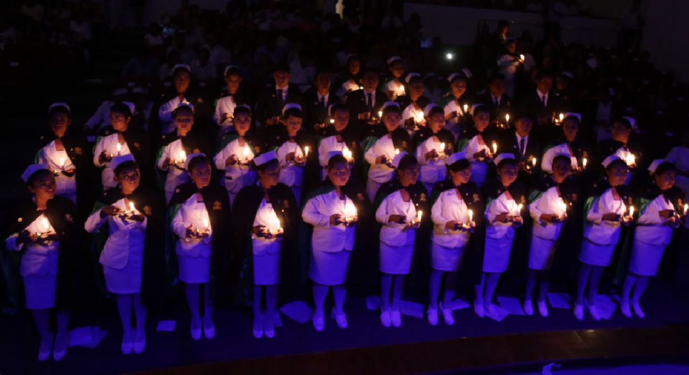 Treinta y dos alumnos de Enfermería participan en la Ceremonia del Paso de la Luz 