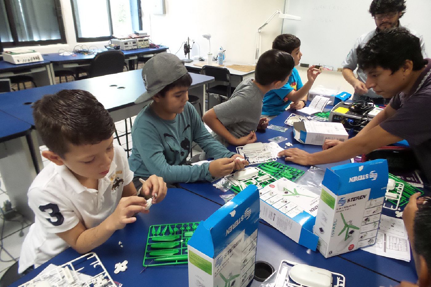 Se imparte en la UQROO con éxito talleres de Robótica; más de 80 niños de diferentes edades participan en los cursos