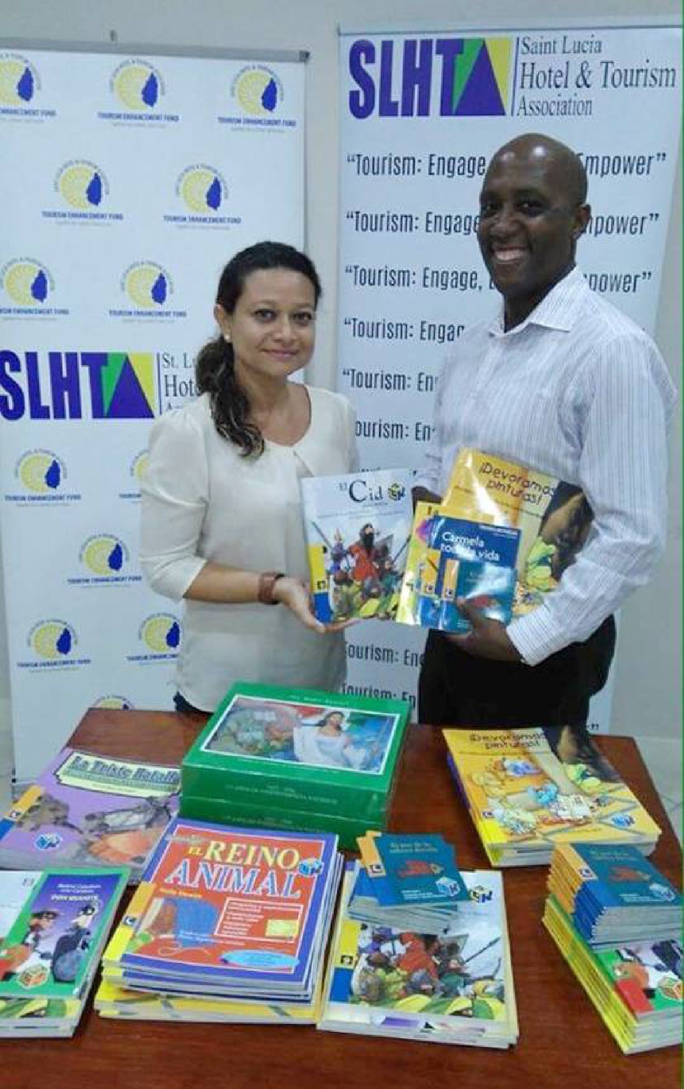 El Centro de Idiomas coordinado por la UQROO en el Caribe recibe colección de libros 
