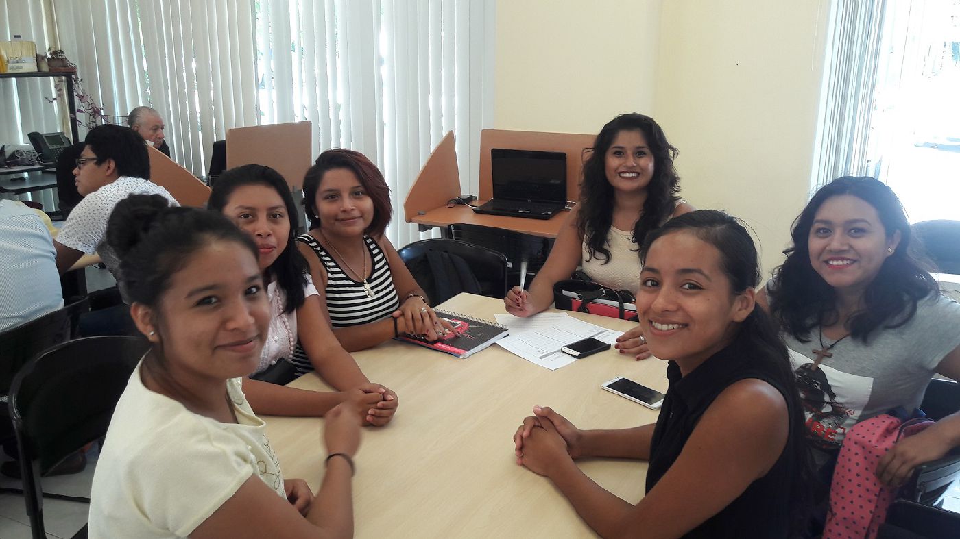 Visitan la Casa de la Cultura Jurídica alumnos de Derecho en Cancún. 