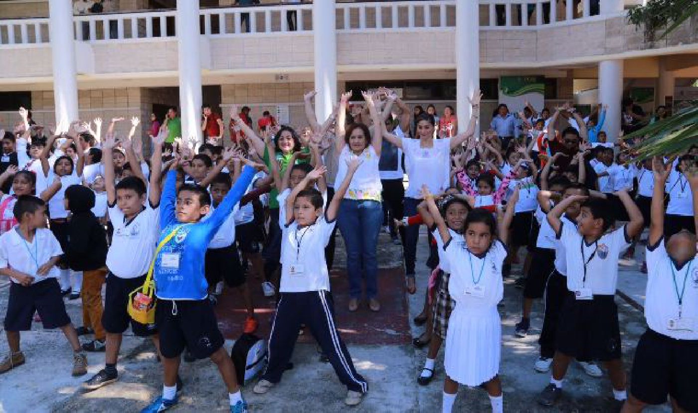 Celebran en la UQROO el Hanal Pixan con niños de primaria