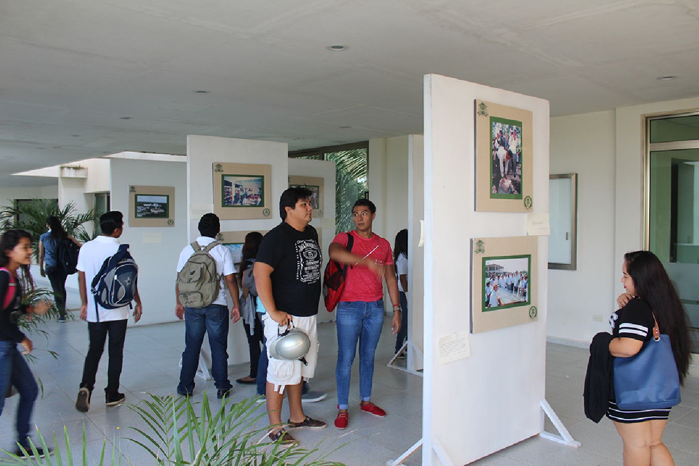 Exposición fotográfica conmemorando el XXV Aniversario de la Universidad de Quintana Roo en la UAPC