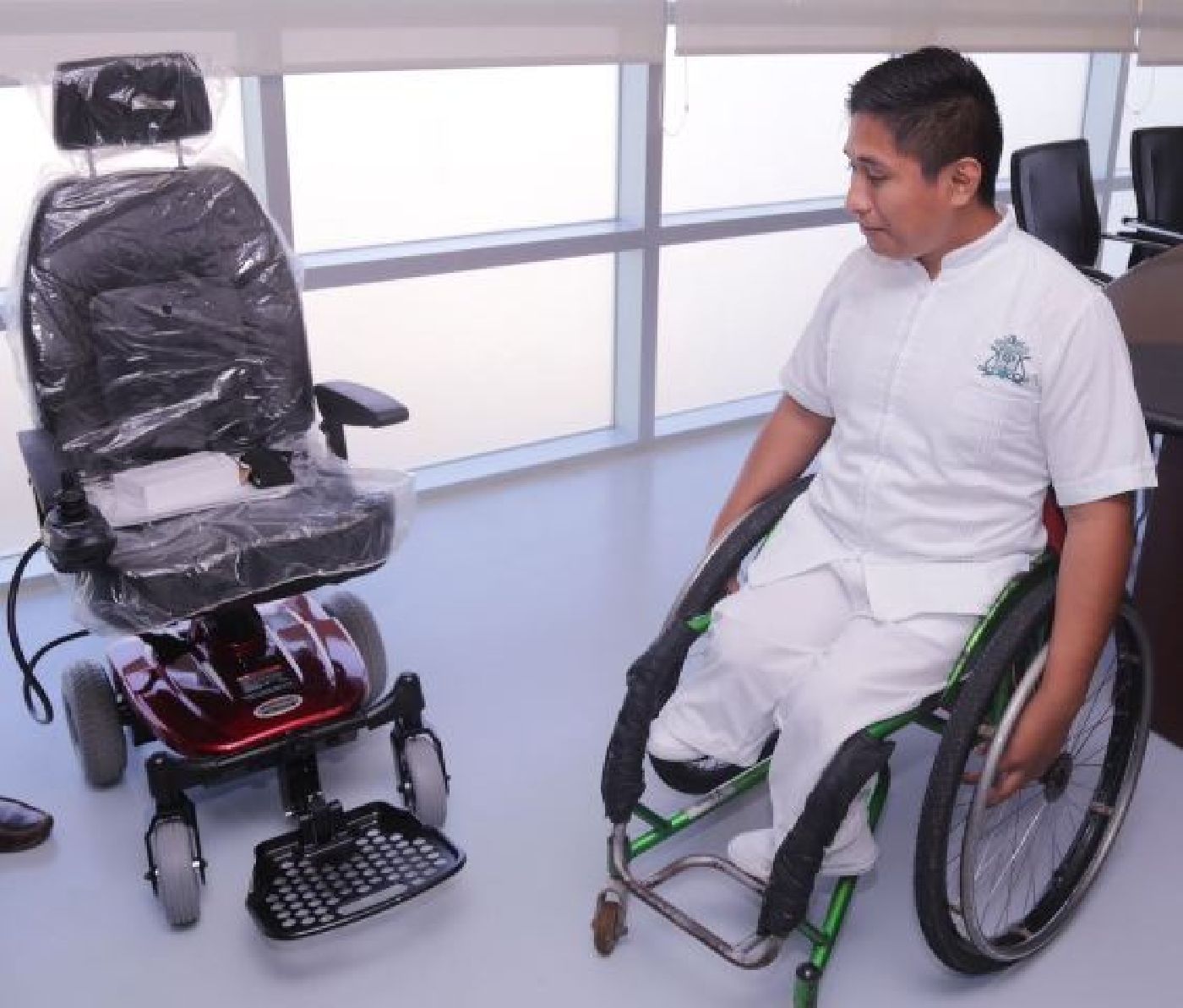 Alumno de la DCS de la UQROO recibe silla de  ruedas eléctrica,  ideal para sus prácticas en quirófano