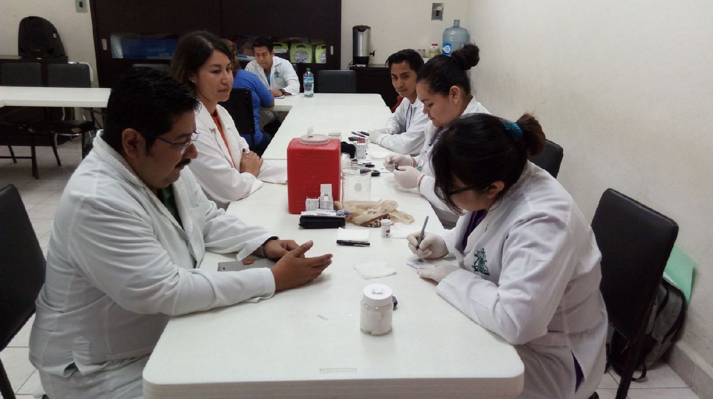 Participan alumnos  de la División de Ciencias de la Salud en la Campaña de Detección de Diabetes.