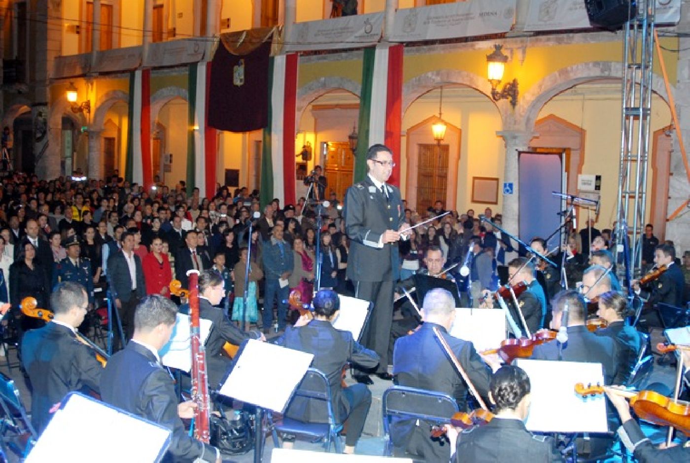 Se engalana el teatro de la UQRoo con la presentación  de la Orquesta Sinfónica, Coro y Mariachi de la Sedena
