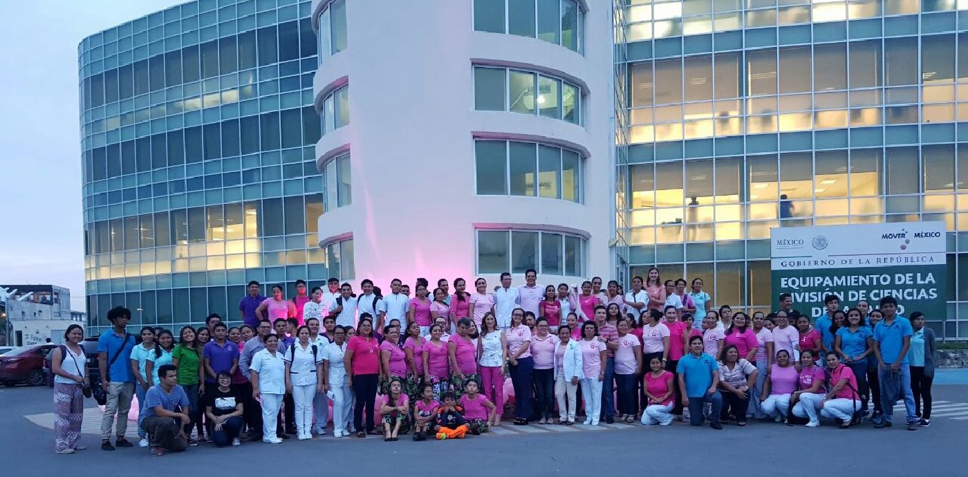 Encendido del edificio rosa en DCS-UQRoo por el Día Mundial de la Lucha contra el Cáncer de Mama.
