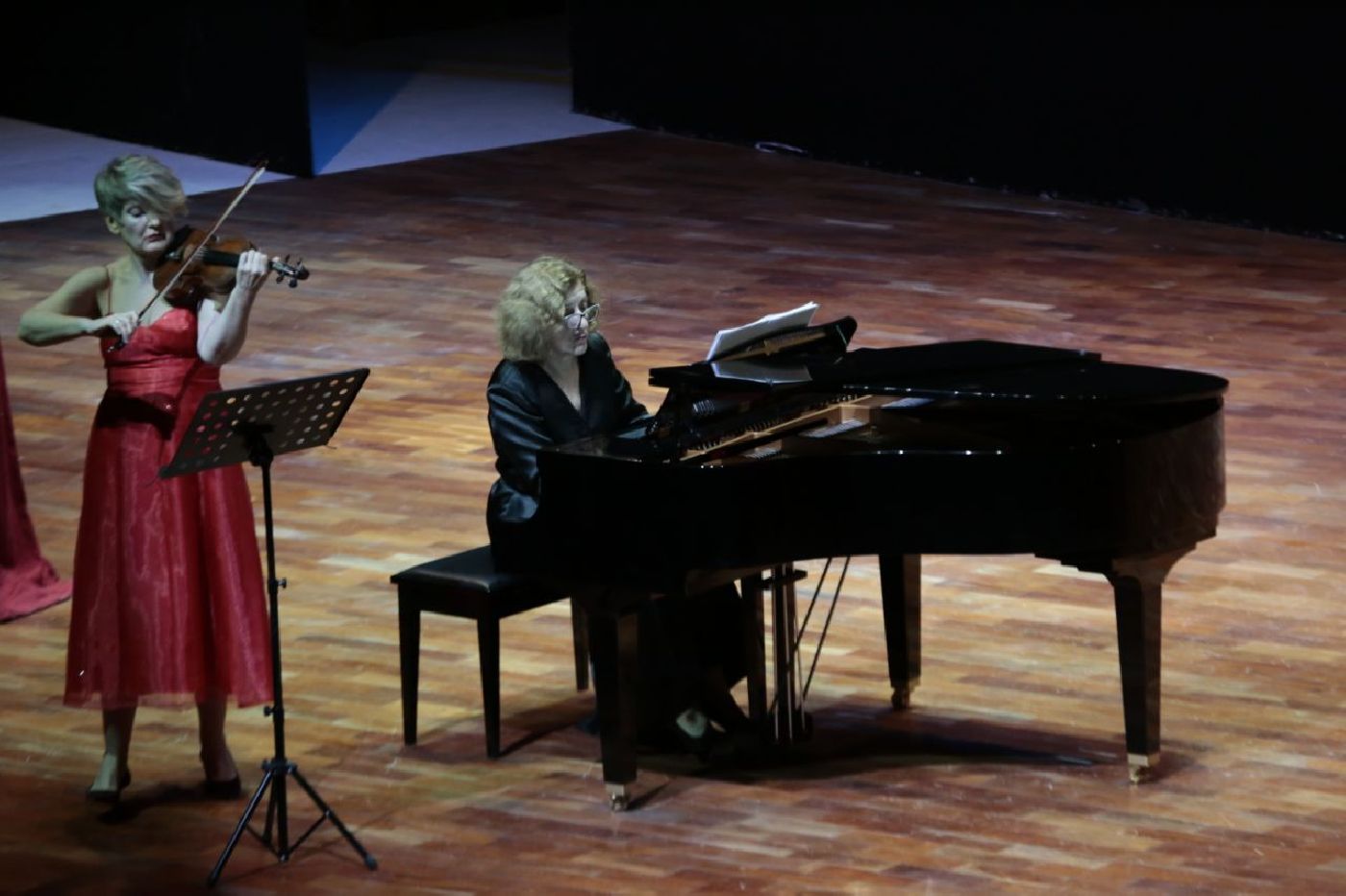 Dúo Ar.Co ofrece emotivo recital de violín y piano