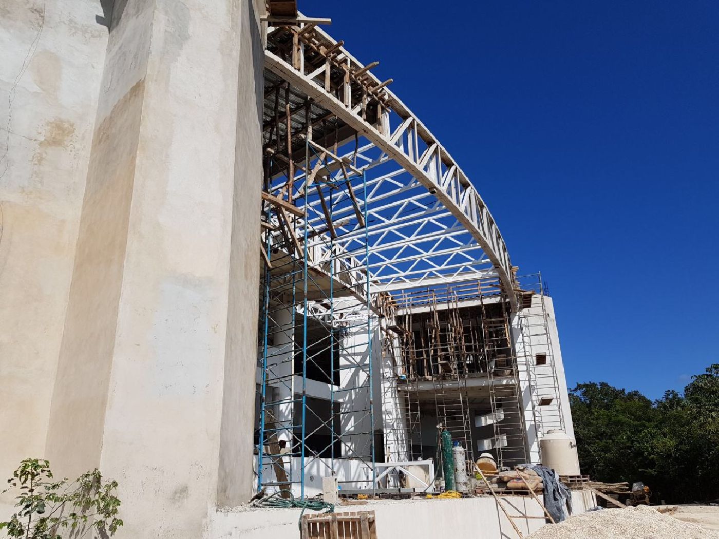 Construcción de la Biblioteca de la Universidad de Quintana Roo, campus Playa del Carmen, actualmente con un avance físico del 85 por ciento