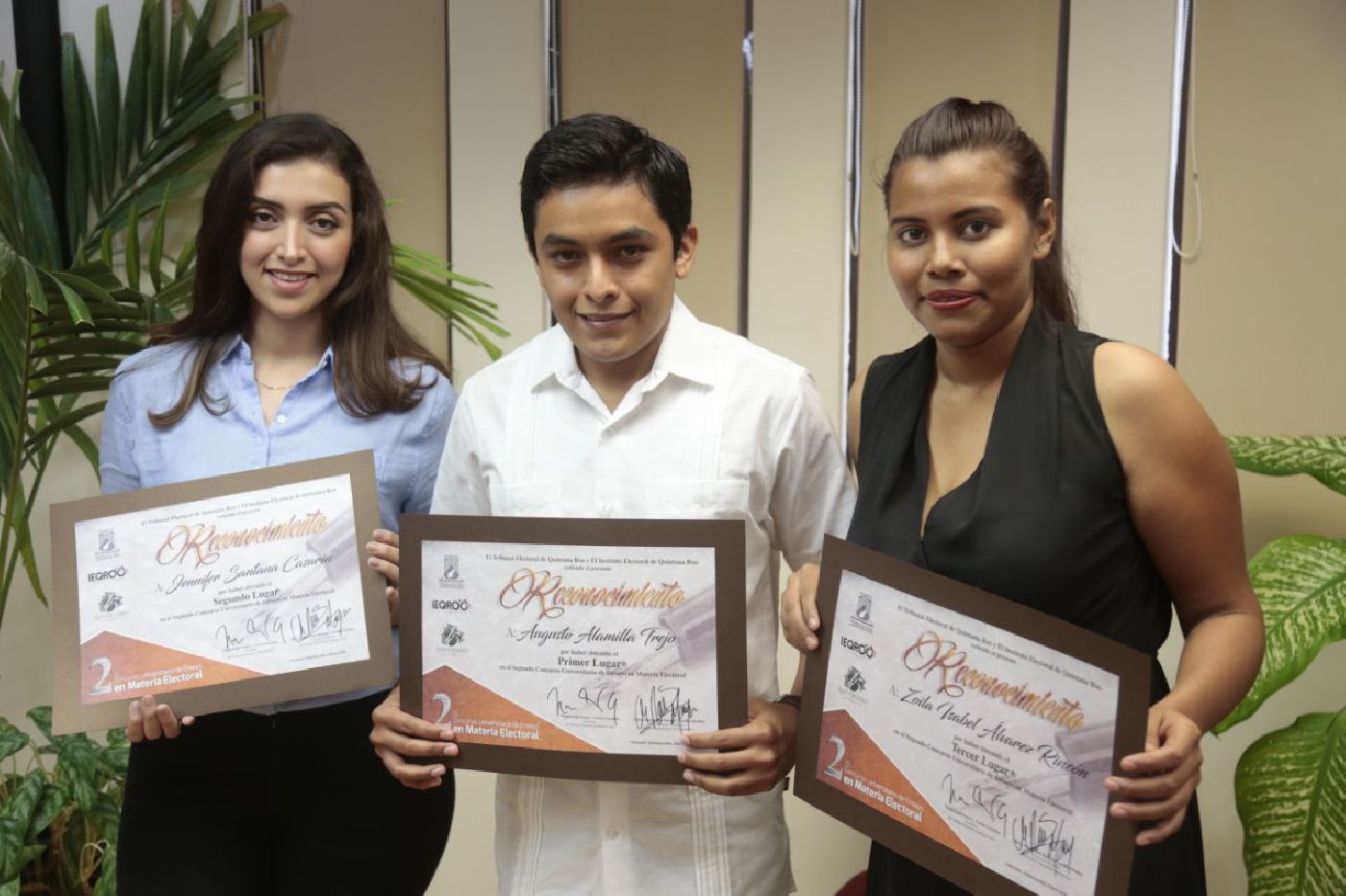 Entregan premios a estudiantes de UQRoo que ganaron el 2º Concurso Universitario de Ensayo en Materia Electoral
