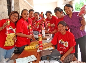 Voluntariado juvenil de la UQROO, apoya colecta “Pásala 2010”