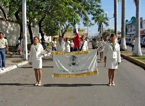 La UQROO participa en el desfile del Bicentenario de la Independencia