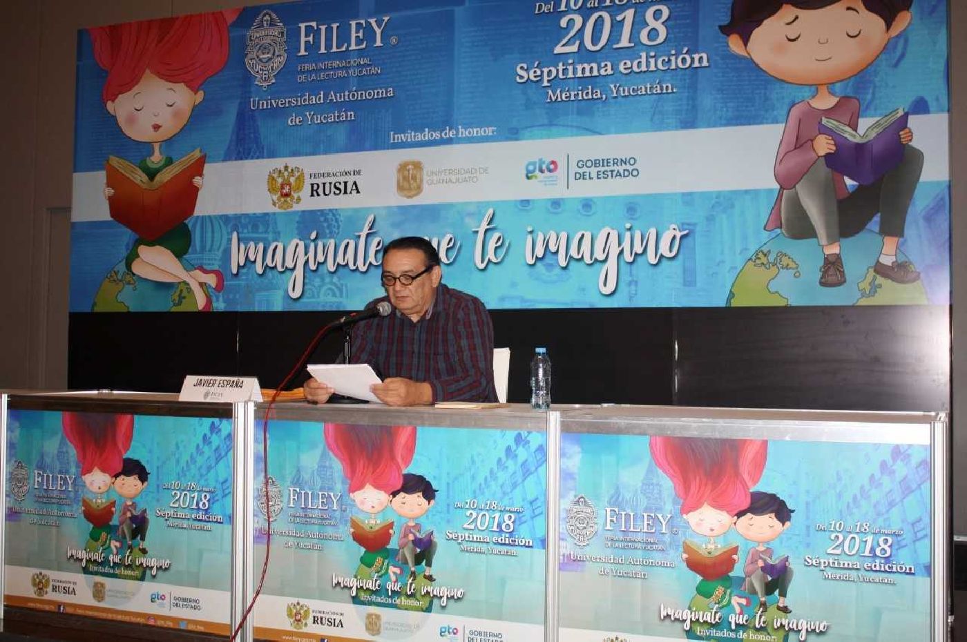 Mtro. Javier España Novelo dictó en la  Filey la conferencia “El Oficio del Poeta” 