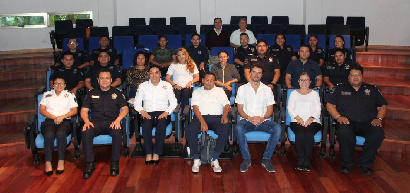 Plática del agregado de la Policía Nacional de Francia en la  UA Playa del Carmen de la Universidad de Quintana Roo