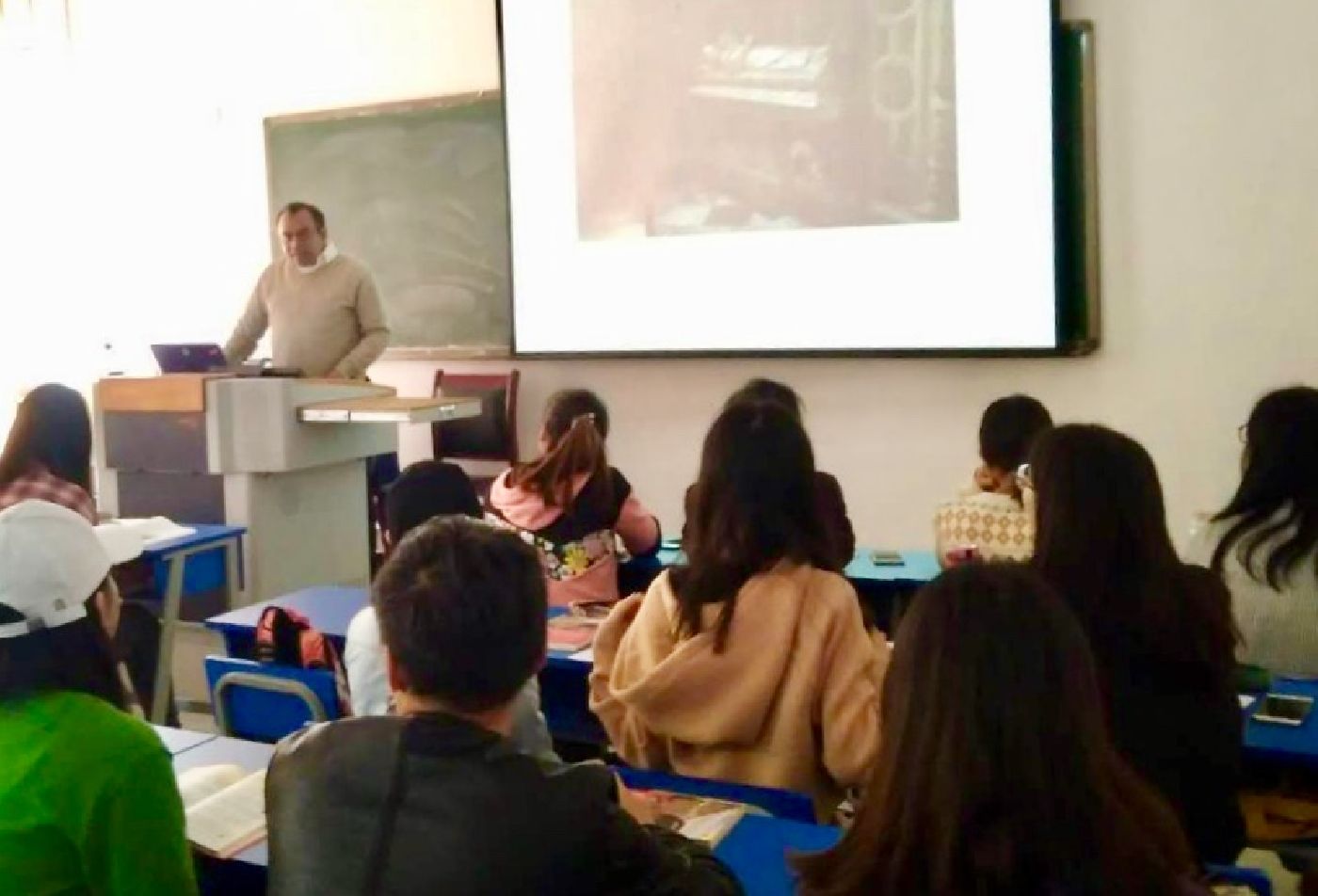 Profesor de UQRoo impartió clases en la  Universidad Normal de Yunnan, en China