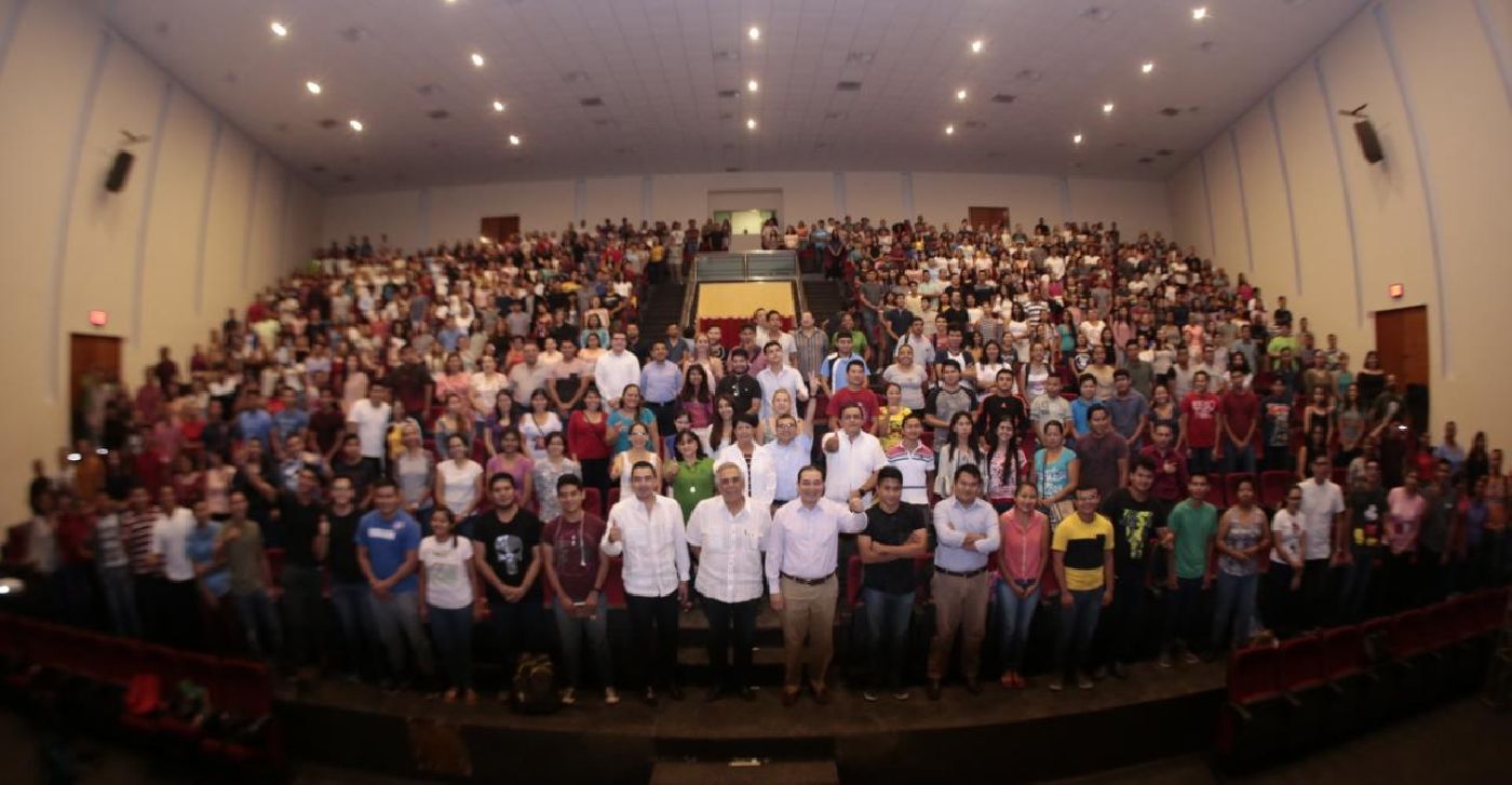 Brindan bienvenida a alumnos de nuevo  ingreso en la UA Chetumal de la UQRoo