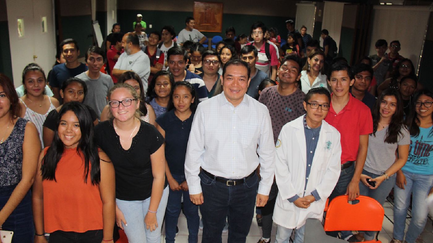 Rector da la bienvenida a los alumnos de nuevo ingreso en la Unidad Cozumel