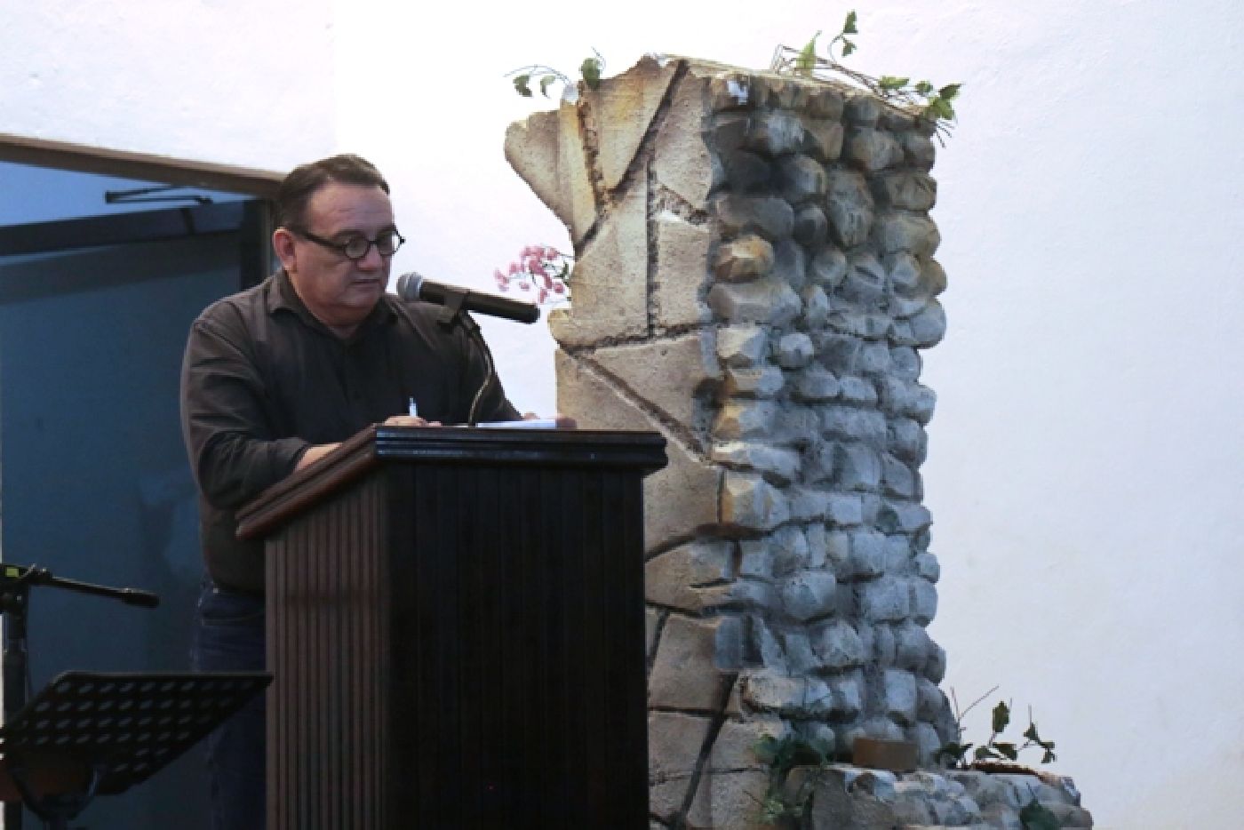 Académicos y artistas de la UQROO ofrecen homenaje póstumo al escritor Raúl Cáceres Carenzo