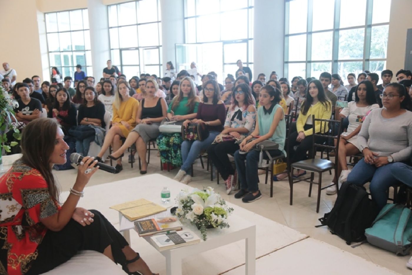 Ofrecen conferencia en la UQRoo sobre el modelo de negocio de la marca Zara