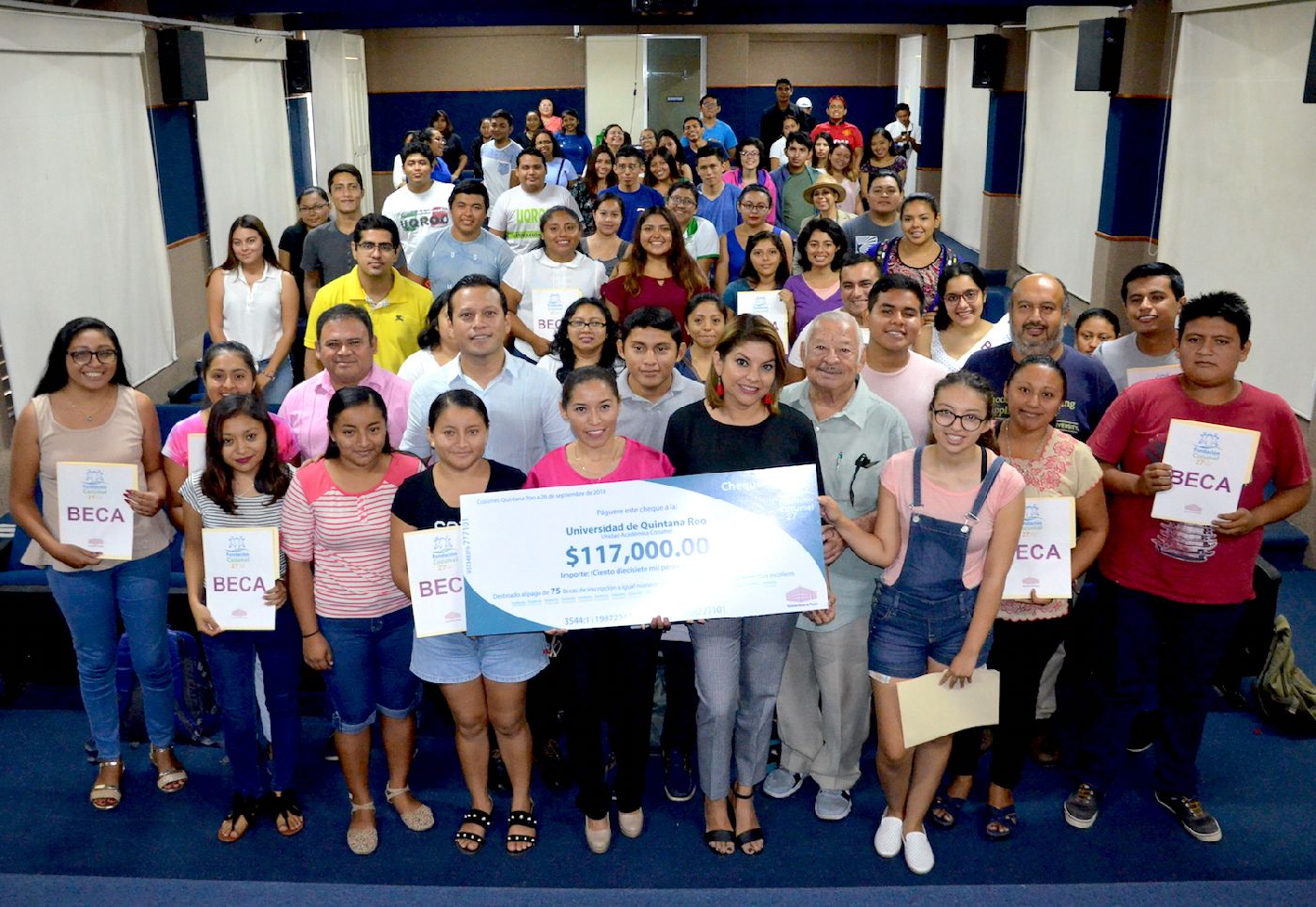 Entrega becas a 75 estudiantes la Fundación Comunitaria Cozumel