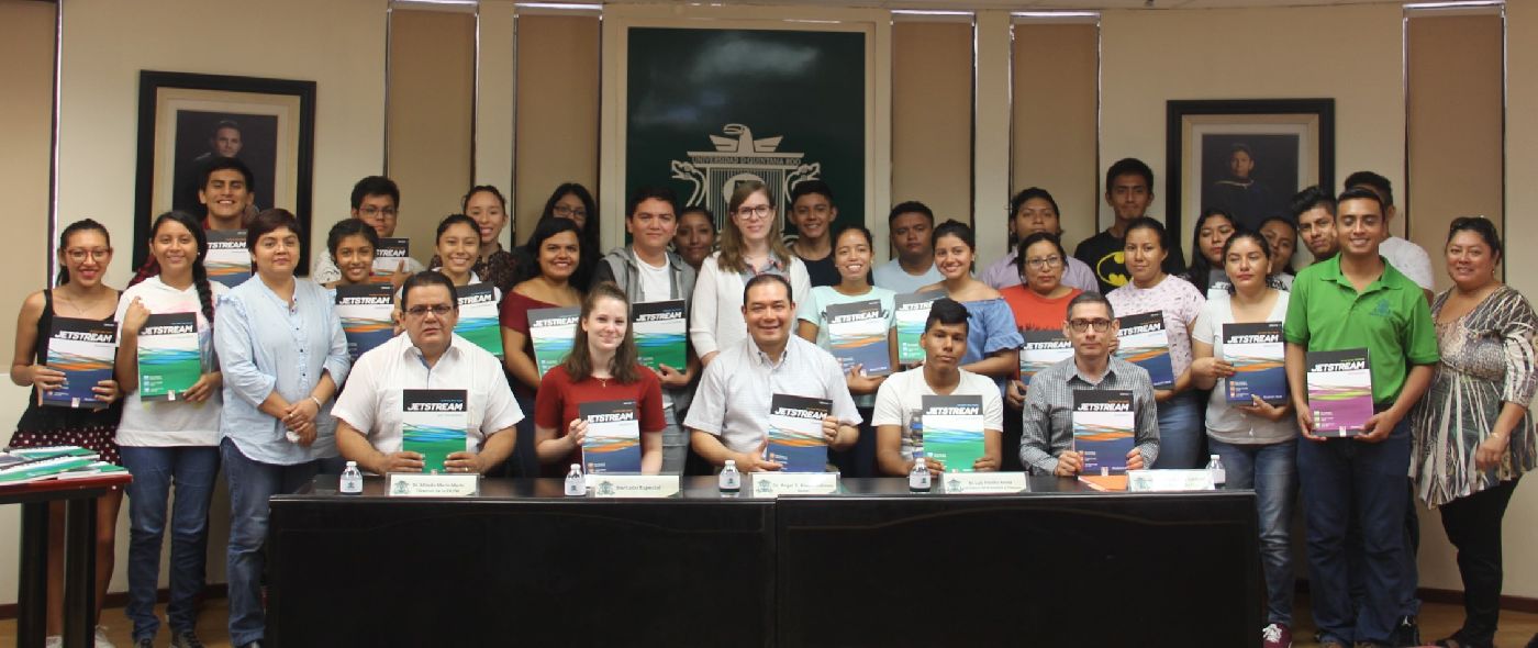 El Centro de Enseñanza de Idiomas donó un paquete de libros de inglés a los estudiantes