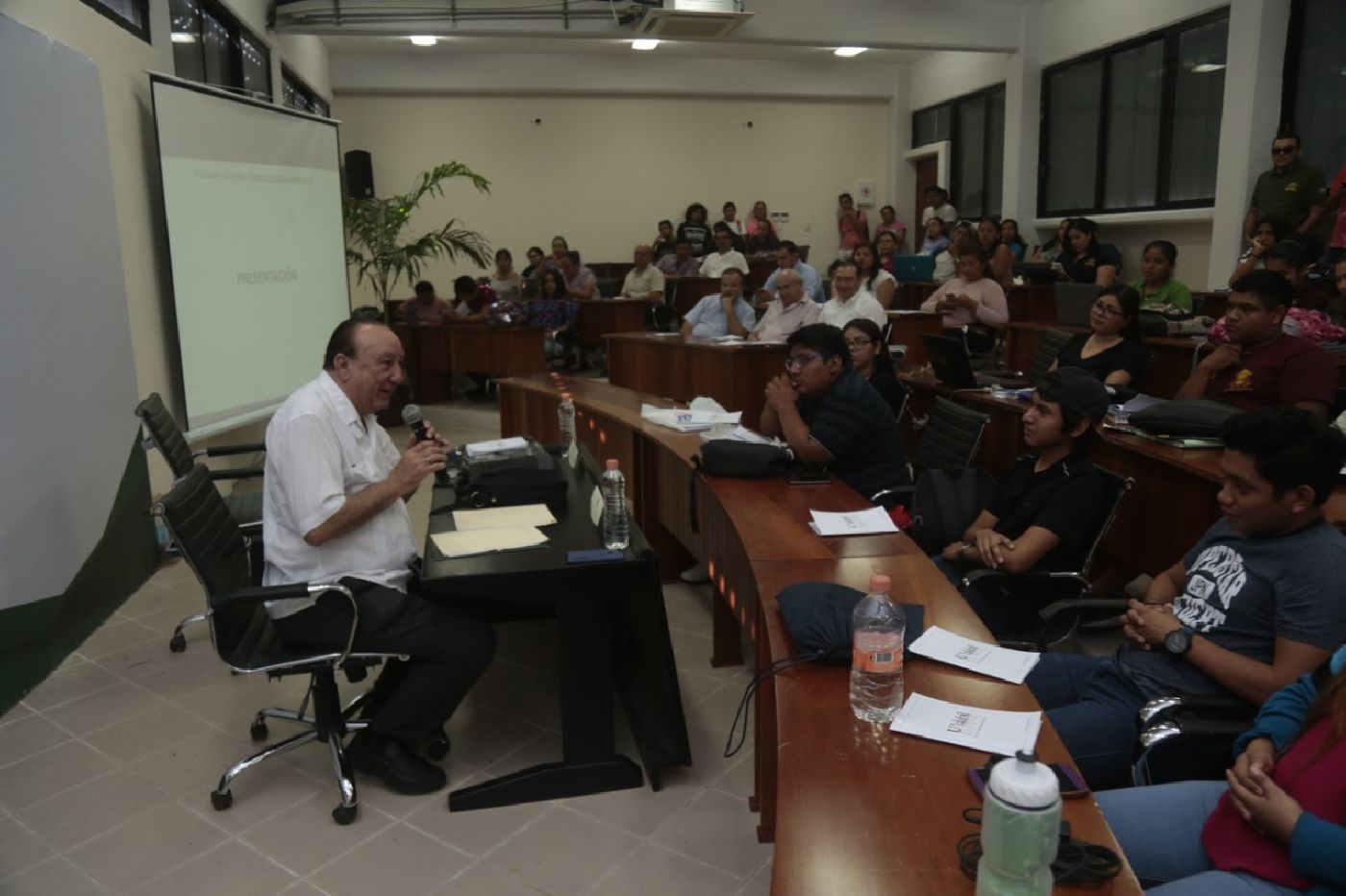 Dicta conferencia el Dr. Miguel Borge Martín “U'ulabil, la otra ciudad quintanarroense”