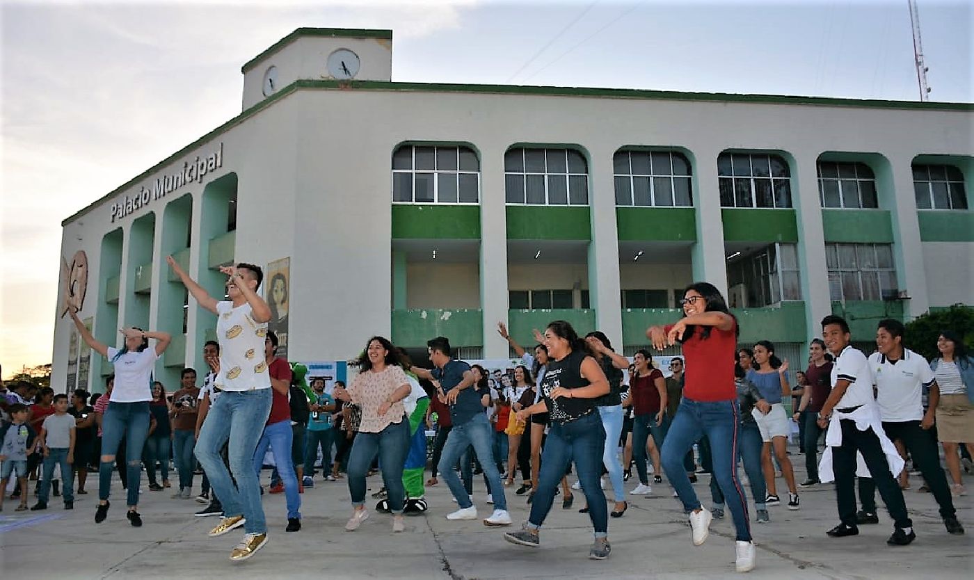 Flashmob en el parque Alameda de  Chetumal con alumnos de la UQRoo