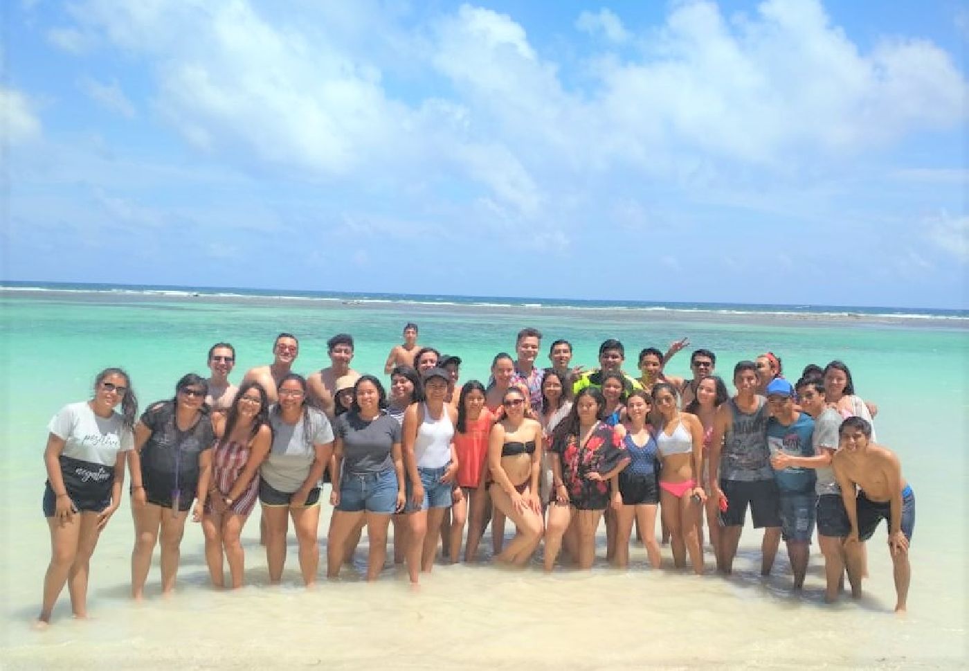 Promocionan la playa de Mahahual con Flash Mob los alumnos de la UQRoo 