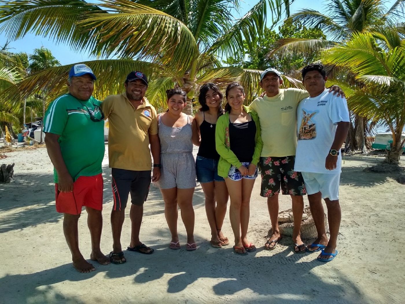 Recalan desechos plásticos del Caribe  en comunidad pesquera María Elena