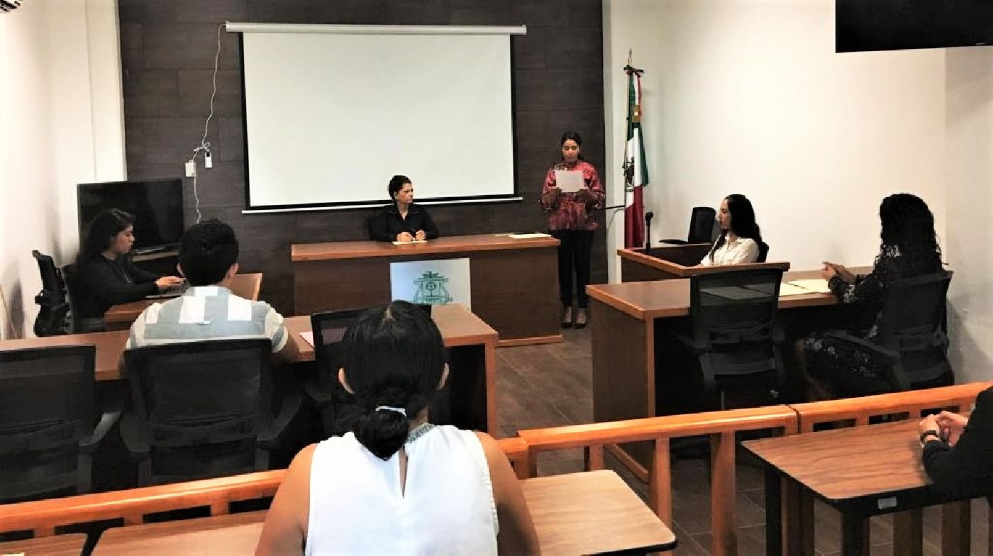 Simulación de juicios orales de los  alumnos de Derecho en la UAPC