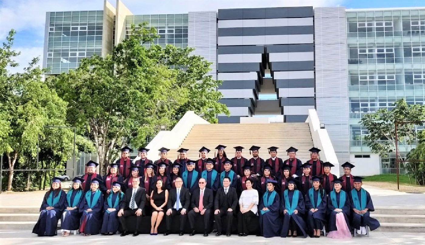 Ceremonia de graduación de la primera  generación de la UA Cancún de UQRoo